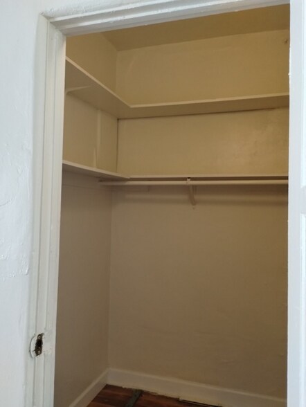 Building Photo - 901 S Kingsley Dr