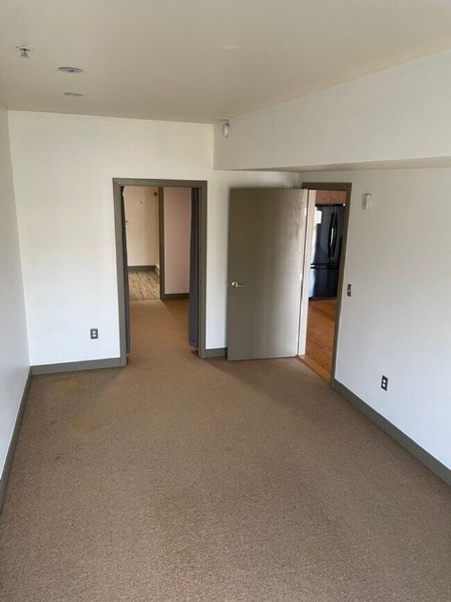 Building Photo - Modern Top Floor Condo with Views, Secured Building & Parking - Water,Sewer,Garbage Included!