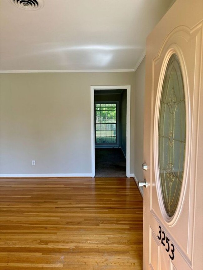 Building Photo - Cute & Cozy 3 Bedroom / 2 Bathroom in Mont...