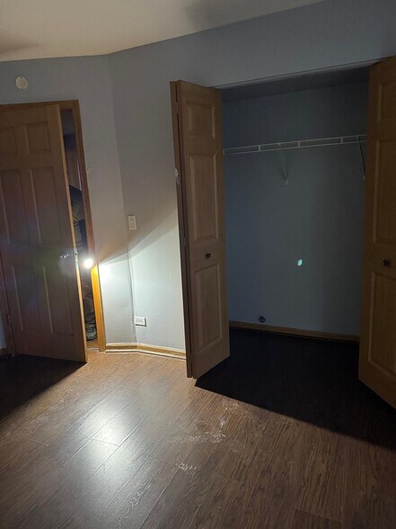 Building Photo - 871 Symphony Dr