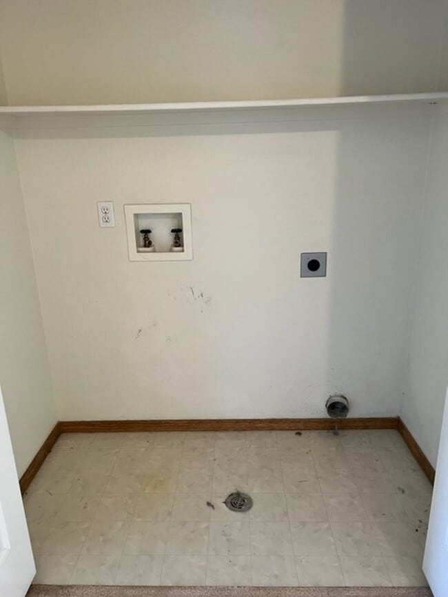 Building Photo - 3 Bedroom plus loft and Community Pool