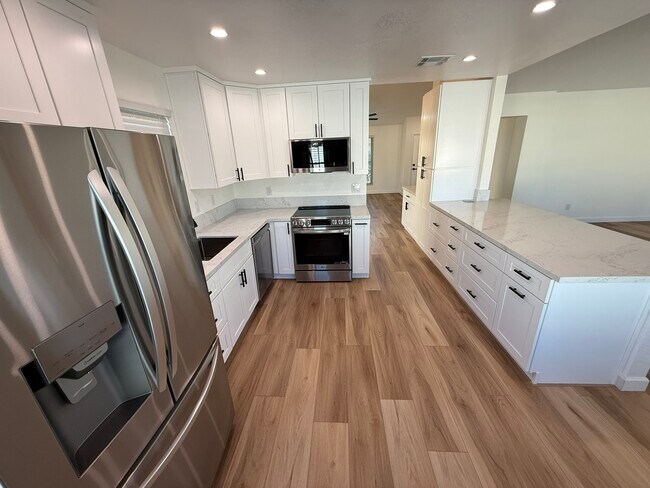 Building Photo - 3624 W Elgin St