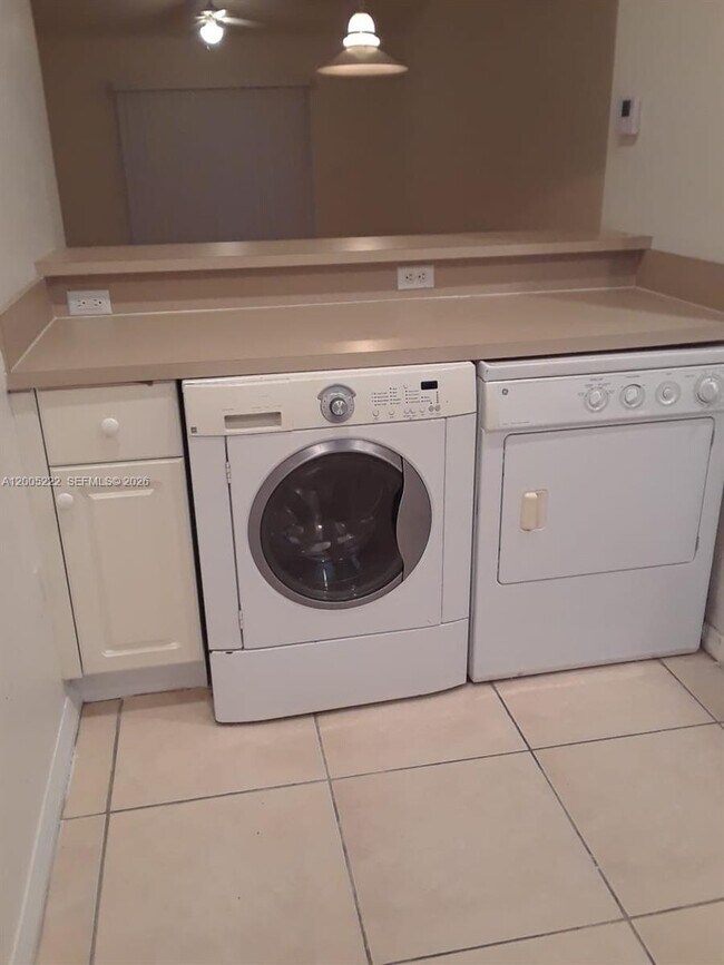 Building Photo - 3828 SW 48th Ave