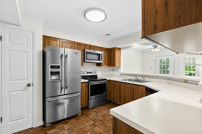 Building Photo - Spacious 1,440 SF Central West End Home with Garage Parking, Pool Access & Close to BJC/WashU