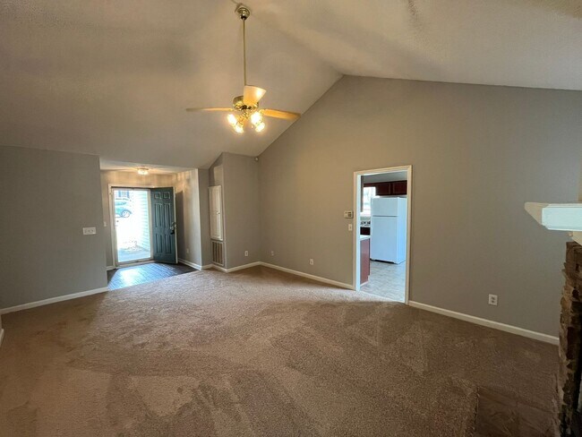 Building Photo - Off Hunter Rd! New Flooring and New Paint