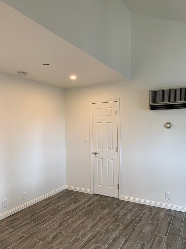 Building Photo - Los Caballeros Clubhouse #1301