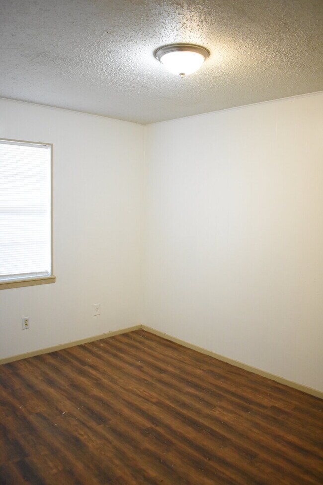 Building Photo - Updated Duplex in a Wonderful Central Loca...