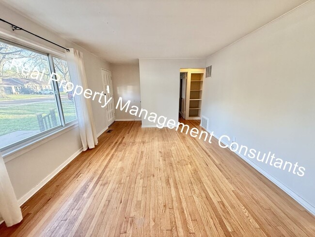 Building Photo - 3-Bedroom Home Near Downtown Overland Park!