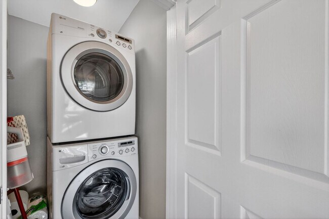 Building Photo - 823 Avenida Hermosa