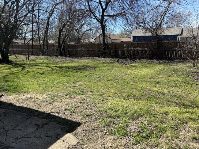 Building Photo - 3/1/1 Near Fairview Park in Sherman!