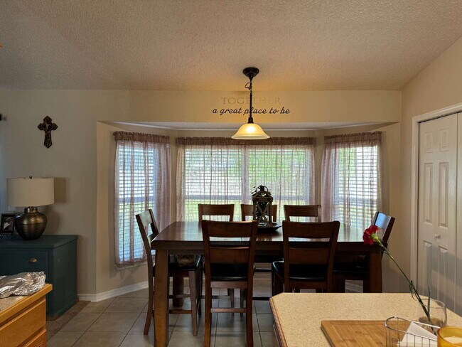 Building Photo - "Spacious 4-Bed Family Home in Milton with...