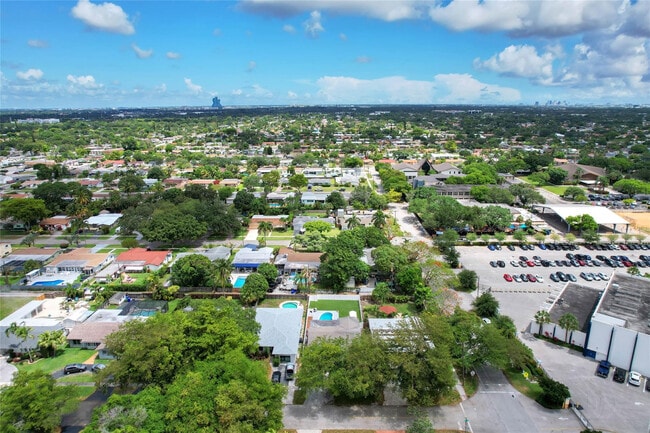 Building Photo - 5311 Pierce St