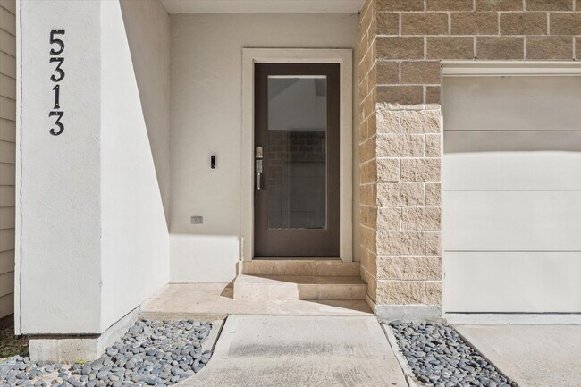 Building Photo - 5313 Lillian St