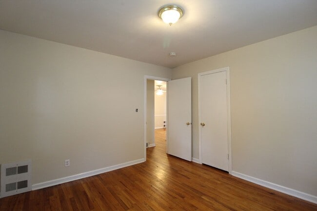 Building Photo - 2 Bedroom 1 Bath Home in Overland Park Kansas