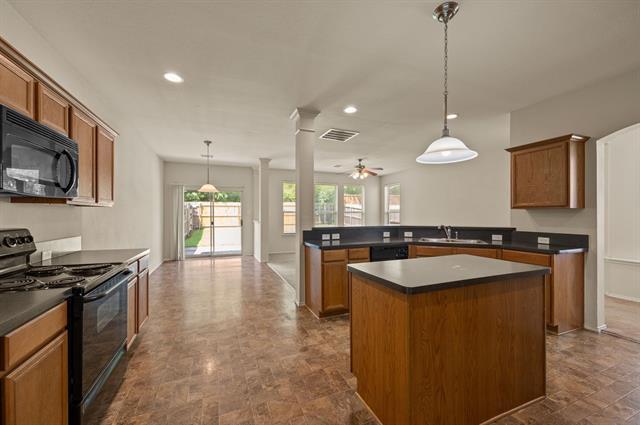 Building Photo - 1415 Ravenwood Dr