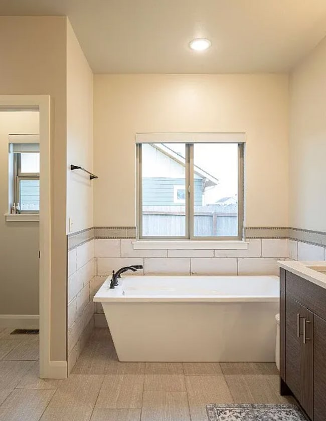 Building Photo - 3 Bedroom 2 bath house with amazing views ...