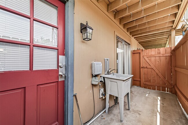 Building Photo - 3303 W Greenridge Dr