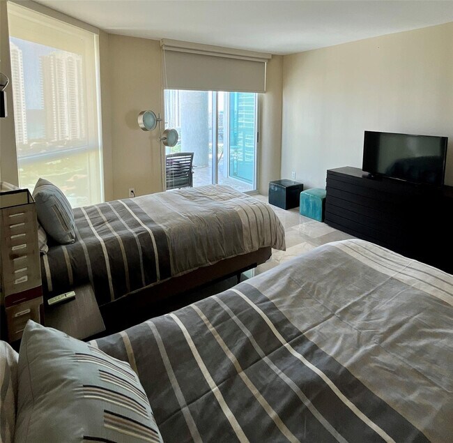 Building Photo - 16500 Collins Ave