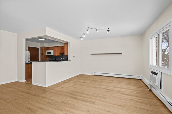 Building Photo - 10385 Dearlove Rd