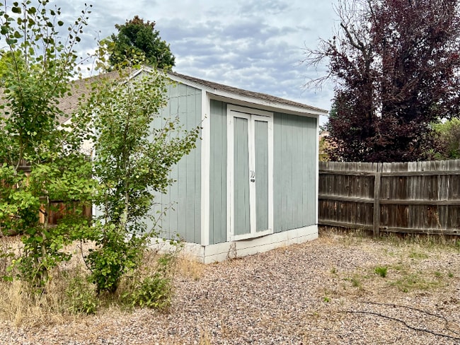 Building Photo - Spacious 4-Bed Retreat with Guest Suite & Fireplace