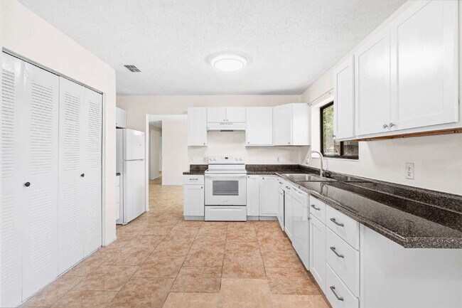 Building Photo - Recently updated 3BR, 2BA in The Shores