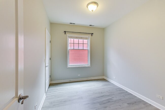 Building Photo - Available July 1st - 3 Bedroom in Wicker Park