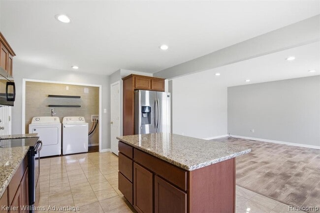 Building Photo - 7435 Lathers St