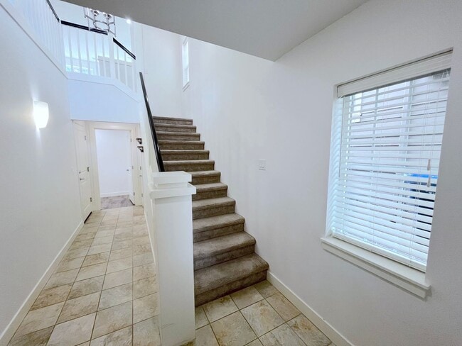 Building Photo - Spacious 4-Bedroom/3.5-Bathroom Townhome i...