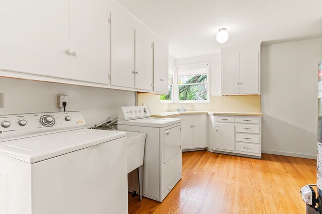 Building Photo - 6857 Armour Dr