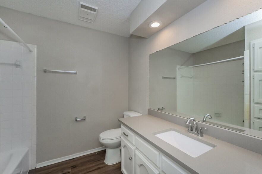 Building Photo - 5732 Bermuda Dr