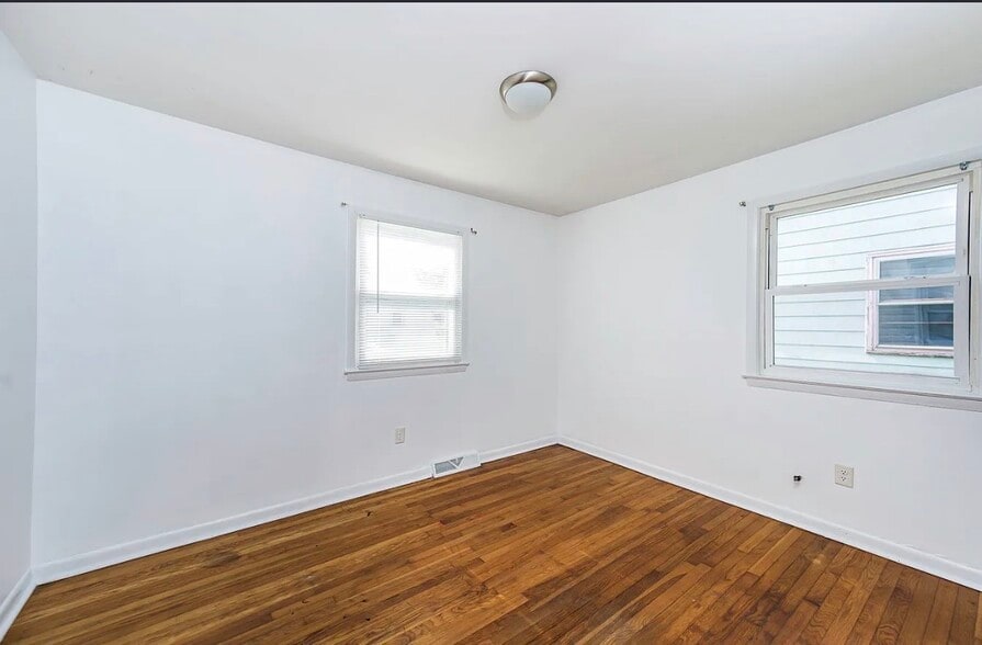 Building Photo - 1208 Louis Ln