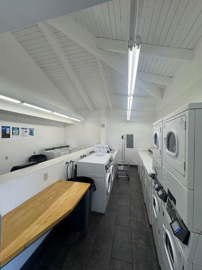 Building Photo - Renovated 2 Bedroom/ 1 Bathroom Condo Avai...