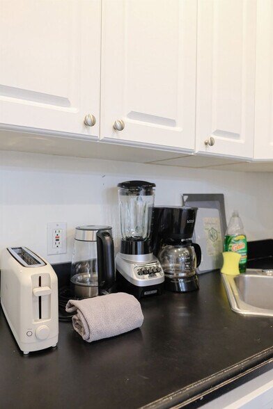 Building Photo - 305 E 104th St