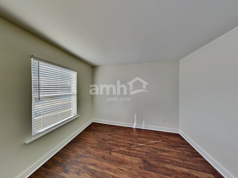 Building Photo - 3901 Chivalry Dr