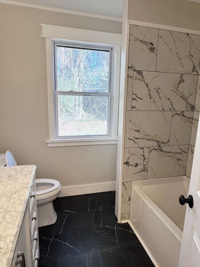 Building Photo - 1880 E Broad St