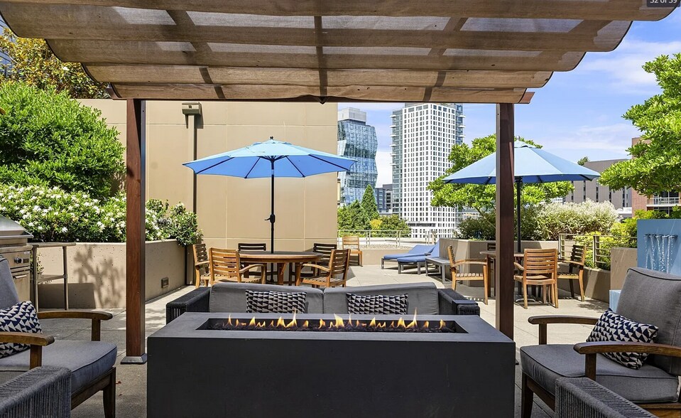 Building Photo - 900 Lenora St