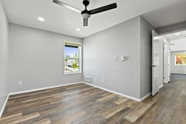 Building Photo - Beautifully Remodeled Top Floor Alki Condo with Views!