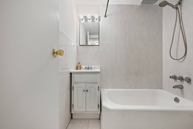 Building Photo - 219 Clinton Ave