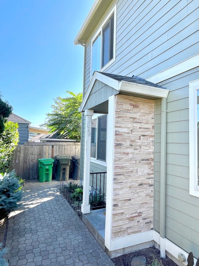 Building Photo - Rose City Park Corner Unit, 2-story Townhome with Hardwoods, Private Backyard, A/C