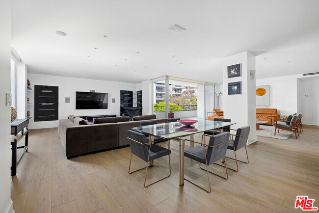 Building Photo - 1100 Alta Loma Rd