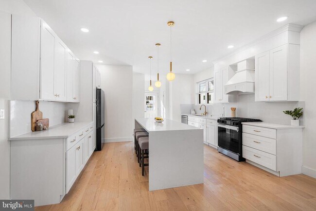 Building Photo - 705 Preston Ave