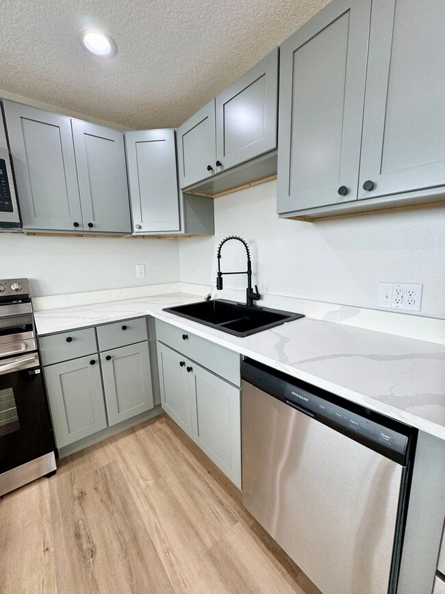 Building Photo - Beautifully Renovated 2-Bed/1-Bath Upstair...