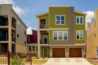 Building Photo - Gorgeous Condo in Edgewick!