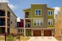 Building Photo - Gorgeous Condo in Edgewick!