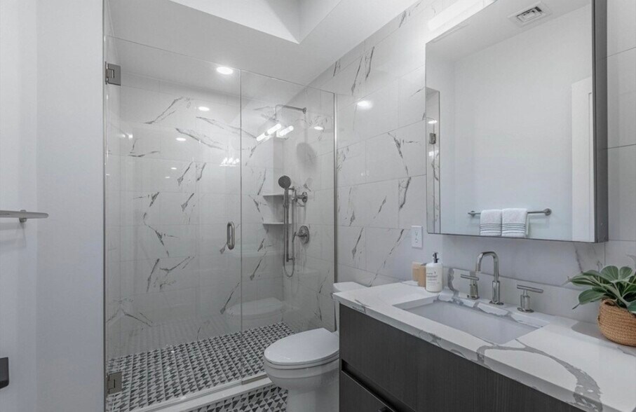 Building Photo - 169 Newbury St