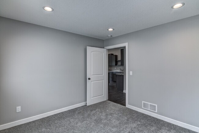 Building Photo - 600 W 9th St