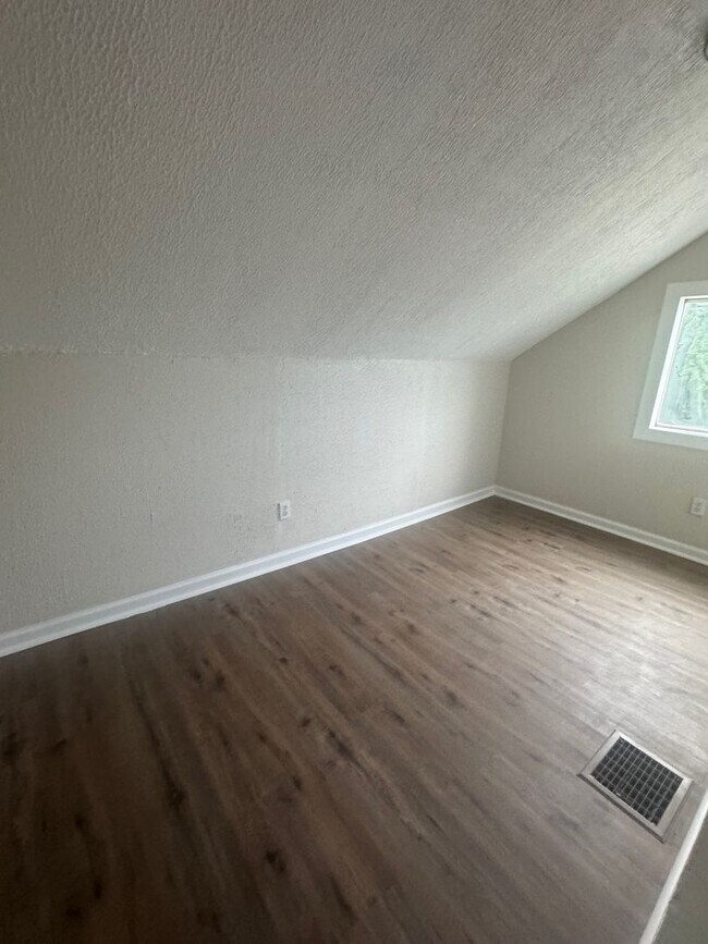 Building Photo - 24 Waldeck St