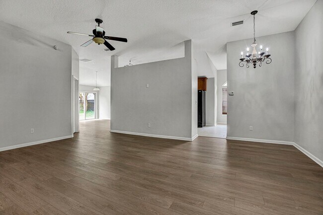 Building Photo - Renovated 5 bedroom/3 bathroom home in Wor...