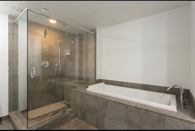 Building Photo - 501 Brickell Ave