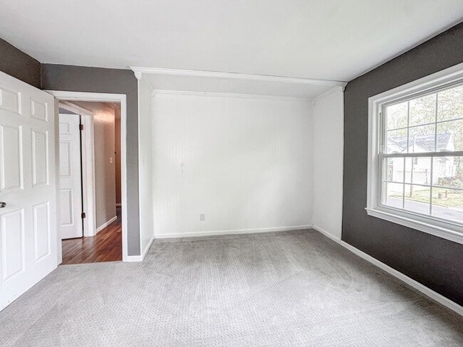 Building Photo - COME MEET YOUR NEW HOME IN KINGS GRANT!